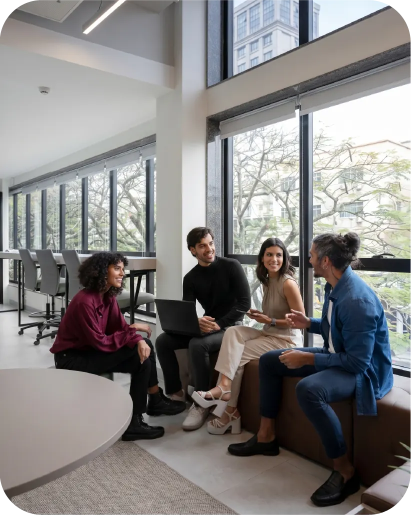 Equipe colaborando em ambiente corporativo